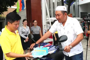 Ông Baro Hiem, ngụ đường Huỳnh Văn Bánh vui mừng nhận được chiếc xe gắn máy trong ngày ra mắt Điểm an sinh xã hội phường Phú Nhuận