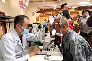 Người cao tuổi được khám mắt miễn phí tại chương trình