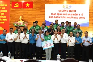 Trao 820 thẻ bảo hiểm y tế cho đoàn viên, người lao động