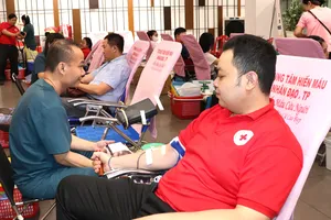 Lễ hội Xuân hồng tiếp nhận hơn 1.000 đơn vị máu