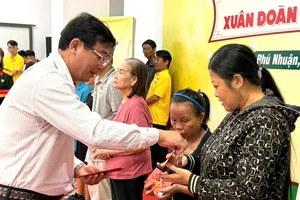 Trao quà tết đến người dân có hoàn cảnh khó khăn tại phường Phú Nhuận