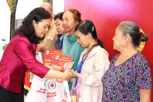 Trao phiếu mua hàng đến người dân tại chương trình "Chợ Tết nhân ái" 2026