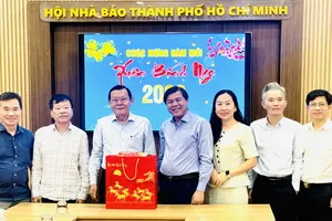 Đồng chí Tăng Hữu Phong cùng đoàn công tác đến thăm và chúc tết Hội Nhà báo TPHCM