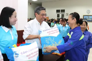 Đồng chí Nguyễn Phước Lộc trao quà tết đến nữ công nhân môi trường đô thị