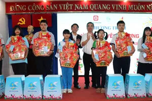 Đồng chí Nguyễn Phước Lộc trao quà và sổ tiết kiệm đến trẻ mồ côi do dịch Covid-19 