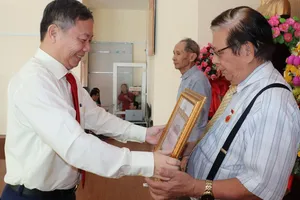 Đồng chí Dương Anh Đức trao Huy hiệu Đảng đến các đảng viên phường Bình Đông