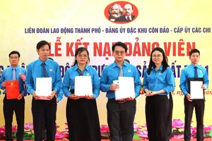 Trao quyết định kết nạp Đảng đối với công nhân, lao động ưu tú trong ngày 3-2. Ảnh: THÁI PHƯƠNG