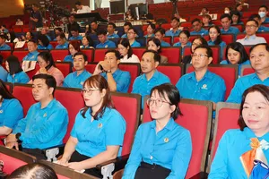 Trao bảng tượng trưng 350.000 phần quà và 18 mái ấm Công đoàn chăm lo Tết Bính Ngọ năm 2026. Ảnh: HOÀNG HÙNG