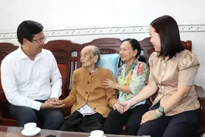 Phó Bí thư Thường trực Thành ủy TPHCM Lê Quốc Phong thăm hỏi, chúc tết Mẹ Việt Nam Anh hùng Nguyễn Thị Lai. Ảnh: THÁI PHƯƠNG