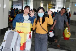Người lao động trong niềm vui về quê đón tết trên “Chuyến bay Công đoàn - Xuân 2026”. Ảnh: HOÀNG HÙNG