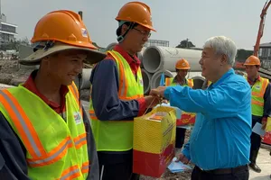 Ông Võ Khắc Thái tặng quà tết đến công nhân làm việc tại dự án cải tạo rạch Xuyên Tâm. Ảnh: THÁI PHƯƠNG