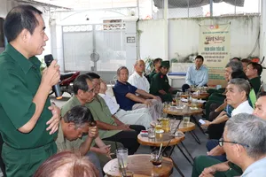 Các cử tri là cựu chiến binh phường Bình Thạnh trao đổi ý kiến tại buổi mạn đàm sáng 28-2