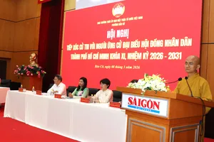 Những người ứng cử ĐB HĐND TPHCM tiếp xúc cử tri phường Bàn Cờ sáng 8-3. Ảnh: THÁI PHƯƠNG