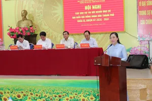 Ứng cử viên ĐB HĐND TPHCM tiếp xúc cử tri phường Tân Sơn Hòa chiều 10-3. Ảnh: THÁI PHƯƠNG