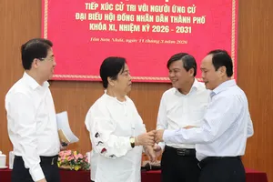 Những người ứng cử ĐB HĐND TPHCM tiếp xúc cử tri phường Tân Sơn Nhất. Ảnh: THÁI PHƯƠNG