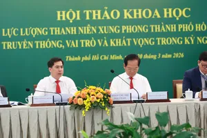 Các đồng chí chủ trì hội thảo sáng 20-3. Ảnh: NGUYỄN HOÀNG