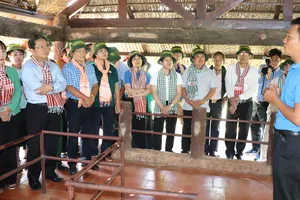 Các đại biểu tham quan Khu di tích lịch sử Địa đạo Long Phước. Ảnh: THÁI PHƯƠNG