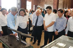 Đại biểu tham quan trưng bày chuyên đề “Tiếp bước người thợ Tôn Đức Thắng”. Ảnh: THÁI PHƯƠNG
