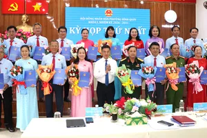 Phó Chủ tịch HĐND TPHCM Nguyễn Văn Dũng trao giấy chứng nhận đến các đại biểu HĐND phường Bình Quới. Ảnh: THÁI PHƯƠNG