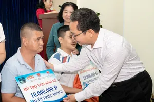 Phó Chủ tịch Ủy ban MTTQ Việt Nam TPHCM Phạm Minh Tuấn trao hỗ trợ sinh kế đến người khuyết tật khó khăn. Ảnh: QUỐC THANH