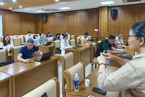 Các nhà báo tham gia lớp học “Sáng tạo nội dung đa nền tảng trong bối cảnh báo chí chuyển đổi số”, sáng 15-4. Ảnh: QUANG HUY