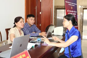 Tư vấn người dân đăng ký hộ kinh doanh tại ngày hội. Ảnh: THÁI PHƯƠNG