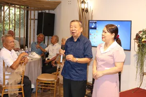 Cựu tù chính trị Côn Đảo chia sẻ kỷ niệm với đồng đội trong ngày họp mặt