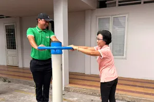 Người dân đến tập luyện thể thao tại 164 Nguyễn Đình Chính (phường Phú Nhuận)