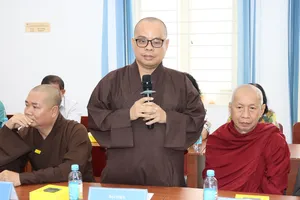 Vị đại diện một cơ sở Phật giáo tại phường Bàn Cờ trao đổi tại buổi họp mặt