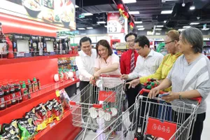 Người dân trong niềm vui đi siêu thị 0 đồng