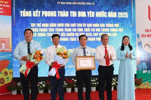 Tập thể UBND phường Bàn Cờ nhận Bằng khen của UBND TPHCM