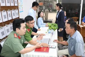 Cán bộ phường Xóm Chiếu hướng dẫn người dân kích hoạt tài khoản định danh điện tử mức độ 2;