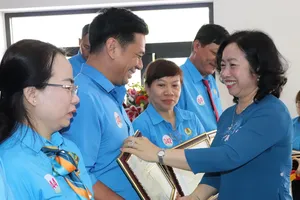 Phó Chủ tịch Thường trực Tổng LĐLĐ Việt Nam Thái Thu Xương trao bằng khen đến tập thể, cá nhân