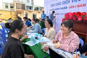 Người lao động và doanh nghiệp gặp nhau tại sàn giao dịch việc làm được tổ chức ngay tại sân UBND phường Bình Thạnh (số 6 Phan Đăng Lưu)