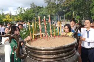 Công nhân, lao động ưu tú TPHCM dâng hương tại Nghĩa trang Hàng Dương