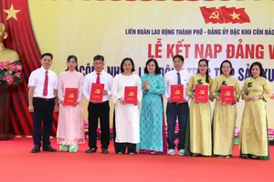 Trao quyết định kết nạp đảng viên đến những công nhân ưu tú