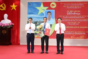 Đồng chí Nguyễn Mạnh Cường và đồng chí Nguyễn Tấn Vinh trao bằng tốt nghiệp đến học viên tham gia lớp học