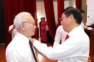 Bí thư Đảng ủy phường Bình Thạnh Vũ Ngọc Tuất trao Huy hiệu 75 năm tuổi Đảng đến đảng viên Nguyễn Dũng Đạt 