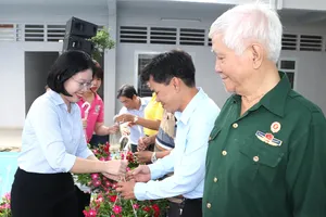 Trao tặng cây xanh đến người dân các khu phố