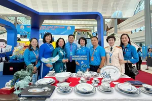Đại biểu tham quan các gian hàng trưng bày sản phẩm, sáng kiến tiêu biểu của người lao động