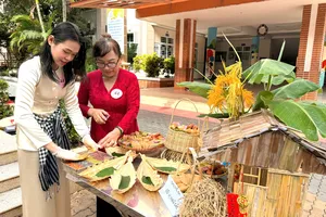 Tham gia làm xôi vị ngũ sắc tại hội thi