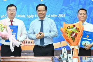 Đồng chí Nguyễn Văn Được trao quyết định tiếp nhận, bổ nhiệm đồng chí Nguyễn Tấn Phát và quyết định điều động đồng chí Nguyễn Văn Đồng. Ảnh: VIỆT DŨNG