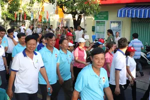 Người dân phường Phú Định tham gia giải chạy sáng 27-6