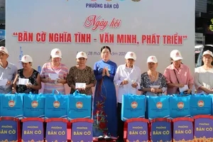 Chủ tịch Hội LHPN TPHCM Nguyễn Thị Ngọc Xuân trao quà đến người dân khó khăn tại phường Bàn Cờ