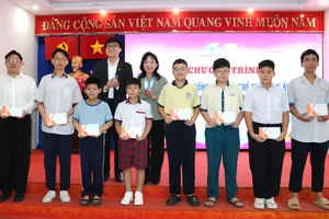 Dự án “Tự lực vì chính tôi” trao học bổng đến trẻ mồ côi tại TPHCM