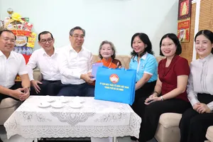Đồng chí Nguyễn Phước Lộc thăm, tri ân Mẹ Việt Nam Anh hùng Nguyễn Thị Ty. Ảnh: THÁI PHƯƠNG
