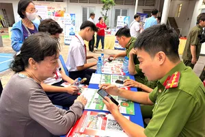 Người cao tuổi được hỗ trợ cài đặt tài khoản định danh điện tử VneID mức 2 tại ngày hội