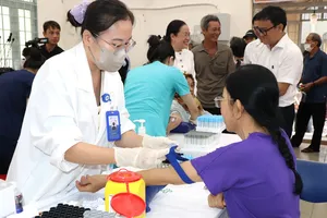 Người dân phường Bình Quới khám sức khỏe sáng 21-7