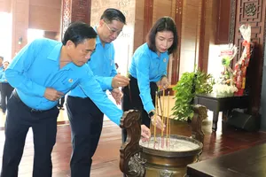 Cán bộ Công đoàn TPHCM dâng hương tưởng nhớ Chủ tịch Tôn Đức Thắng tại Bảo tàng Tôn Đức Thắng