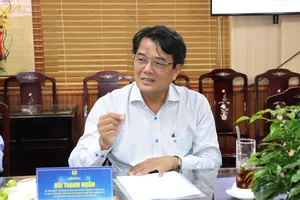 Chủ tịch Liên đoàn Lao động TPHCM Bùi Thanh Nhân trao đổi tại buổi họp Hội đồng xét duyệt Giải thưởng Tôn Đức Thắng lần thứ 26